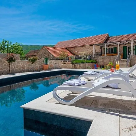 Aurora Villa *