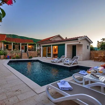 Aurora Villa